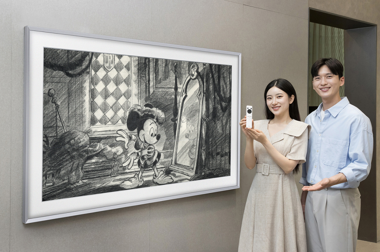삼성전자 모델이 삼성스토어 대치점에서 라이프스타일 TV ‘더 프레임(The Frame)’의 디즈니 100주년 에디션을 소개하고 있다. [삼성전자 제공]