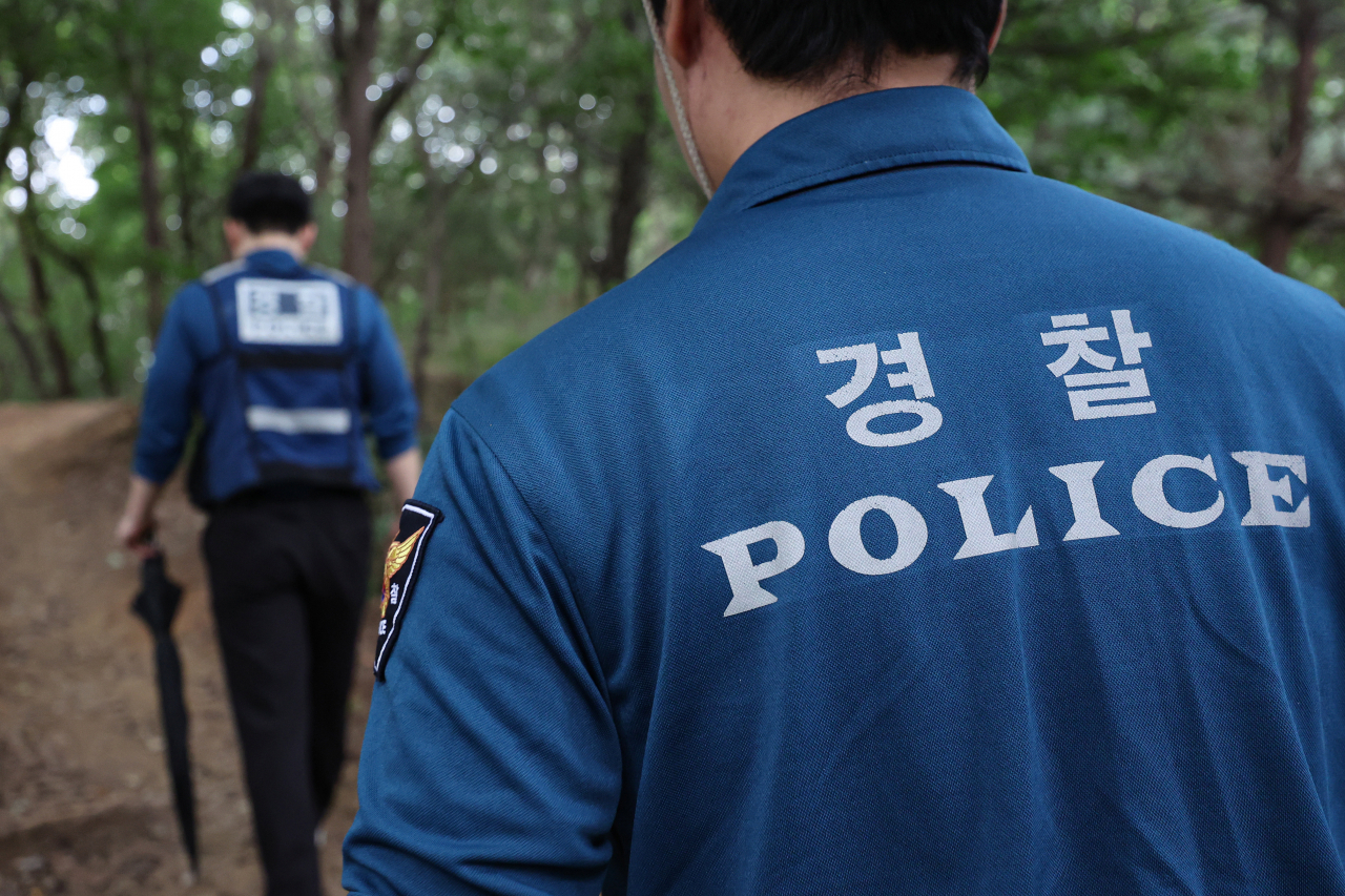 22일 오전 서울 관악구 목골산을 경찰이 순찰하고 있다. 전날 관악경찰서는 '관악 둘레길 산악순찰대'를 시범 운영하며 최근 성폭행 사건이 발생한 목골산을 비롯한 관악산 일대 둘레길을 매일 순찰한다고 밝힌 바 있다. [연합]