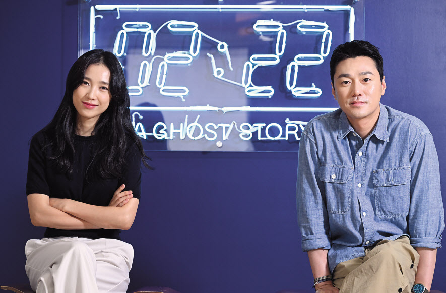 연극 ‘2시 22분’에서 샘 역을 맡은 최영준(오른쪽)과 제니 역을 맡은 박지연 [임세준 기자]