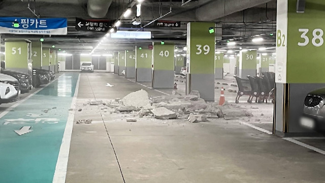지난 23일 오후 8시 인천 연수구 송도동 홈플러스 지하 주차장 2층 천장 마감재가 떨어져 내렸다. 이 사고로 다친 사람은 없었다. [SBS 뉴스 화면 갈무리]