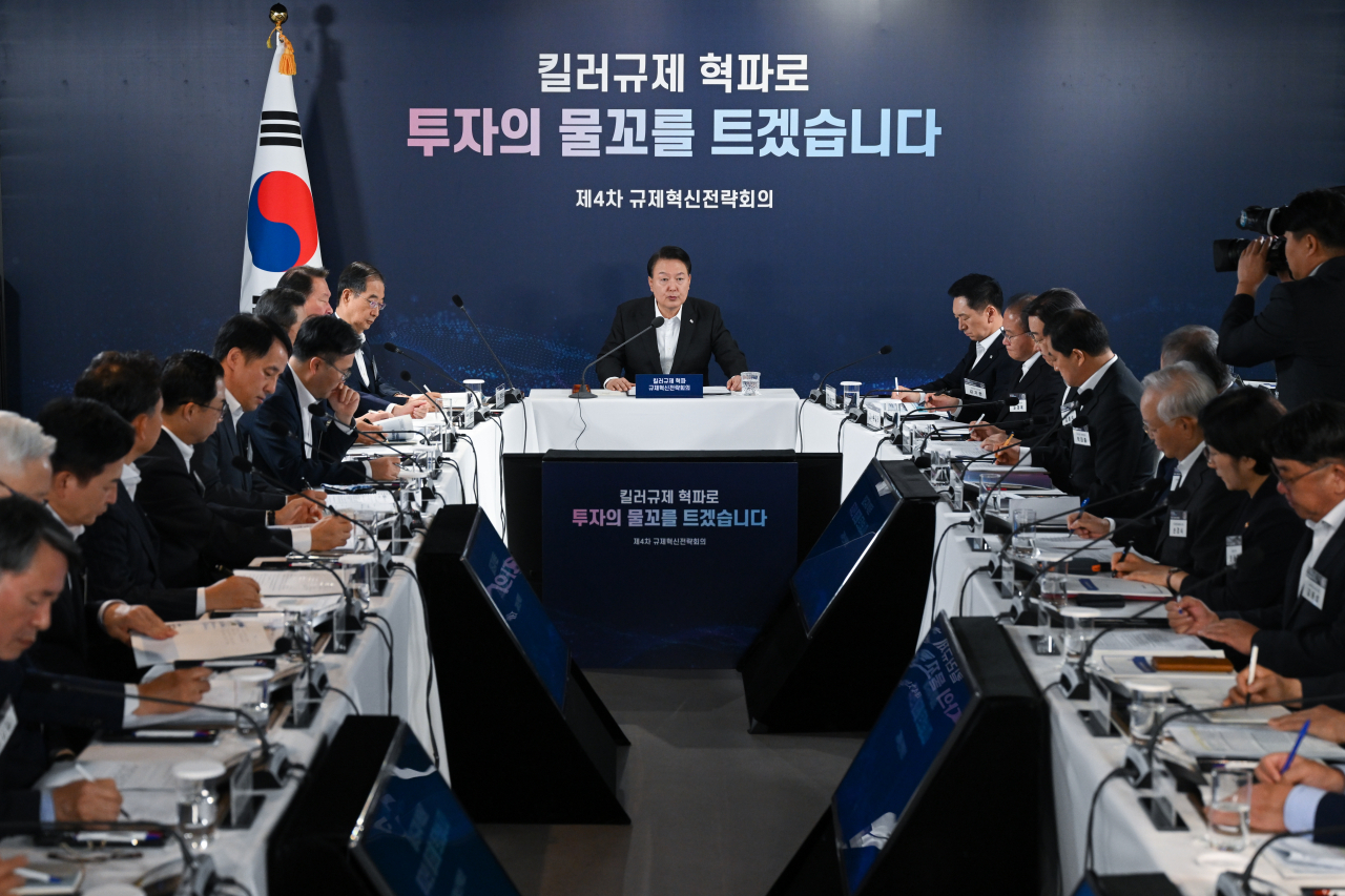 윤석열 대통령이 24일 서울 구로디지털산업단지 G밸리산업박물관에서 열린 ‘킬러규제 혁파 규제혁신전략회의’에서 발언하고 있다. [연합]