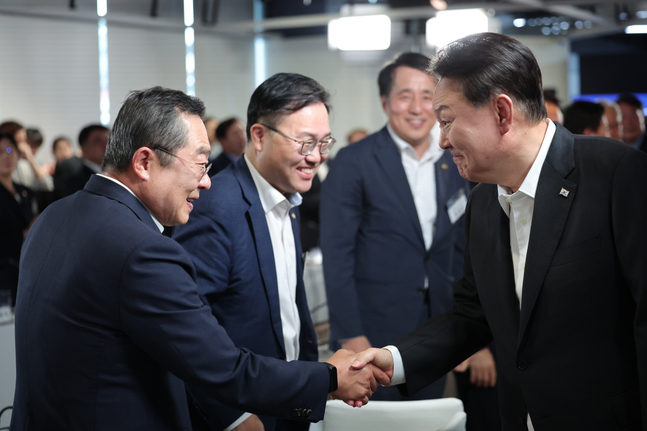 윤석열 대통령이 24일 서울 구로 디지털산업단지 G밸리산업박물관에서 열린 ‘킬러규제 혁파 규제혁신전략회의’에 입장하며 구자열(맨 왼쪽) 한국무역협회장과 인사하고 있다. [연합]
