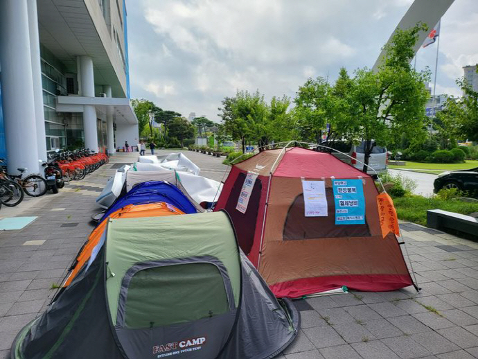 신원을 알 수 없는 남성들에 의해 광주시청 1층 밖으로 옮겨진 민주노총 공공연대 보육대체교사들의 농성 시설물[뉴시스]