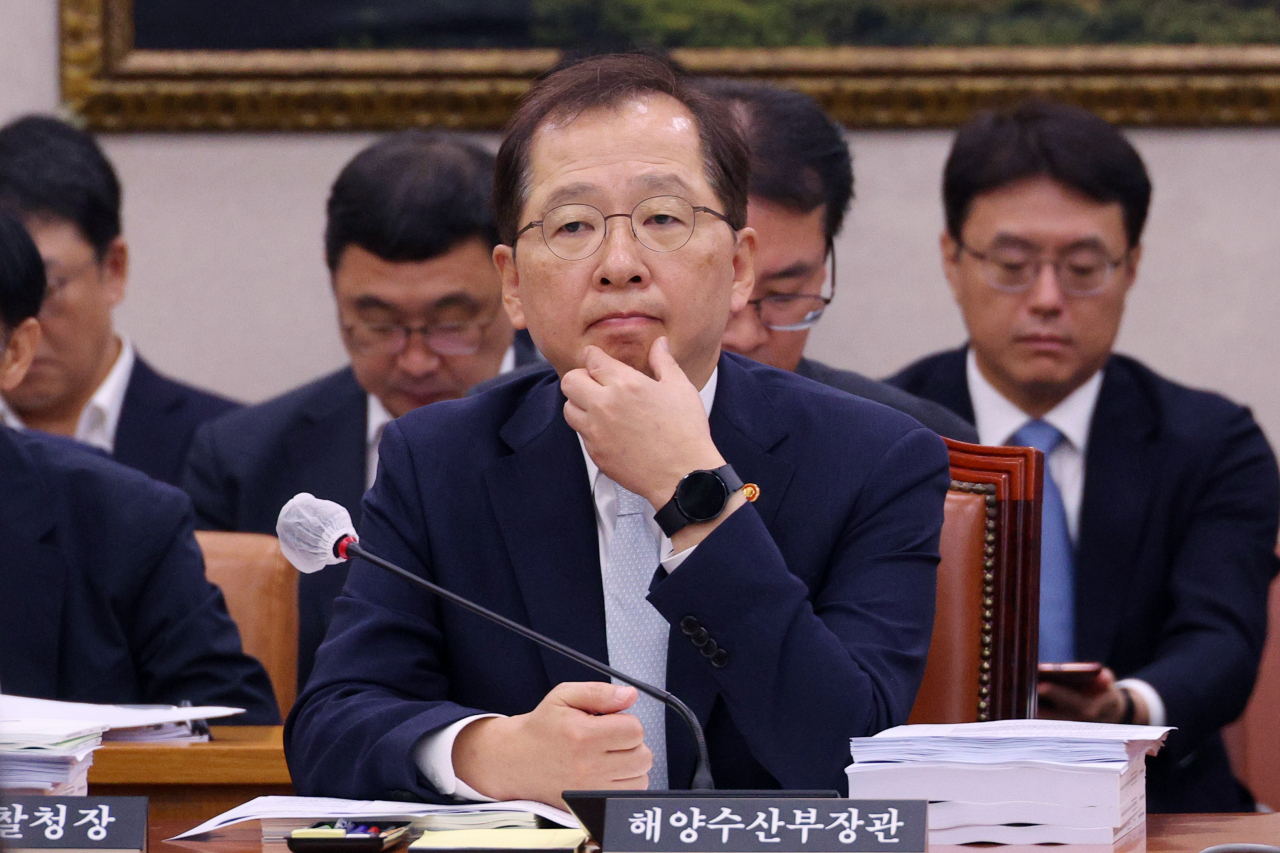 조승환 해양수산부 장관이 24일 오전 국회에서 열린 농림축산식품해양수산위원회 전체회의에서 생각에 잠겨 있다. [연합]