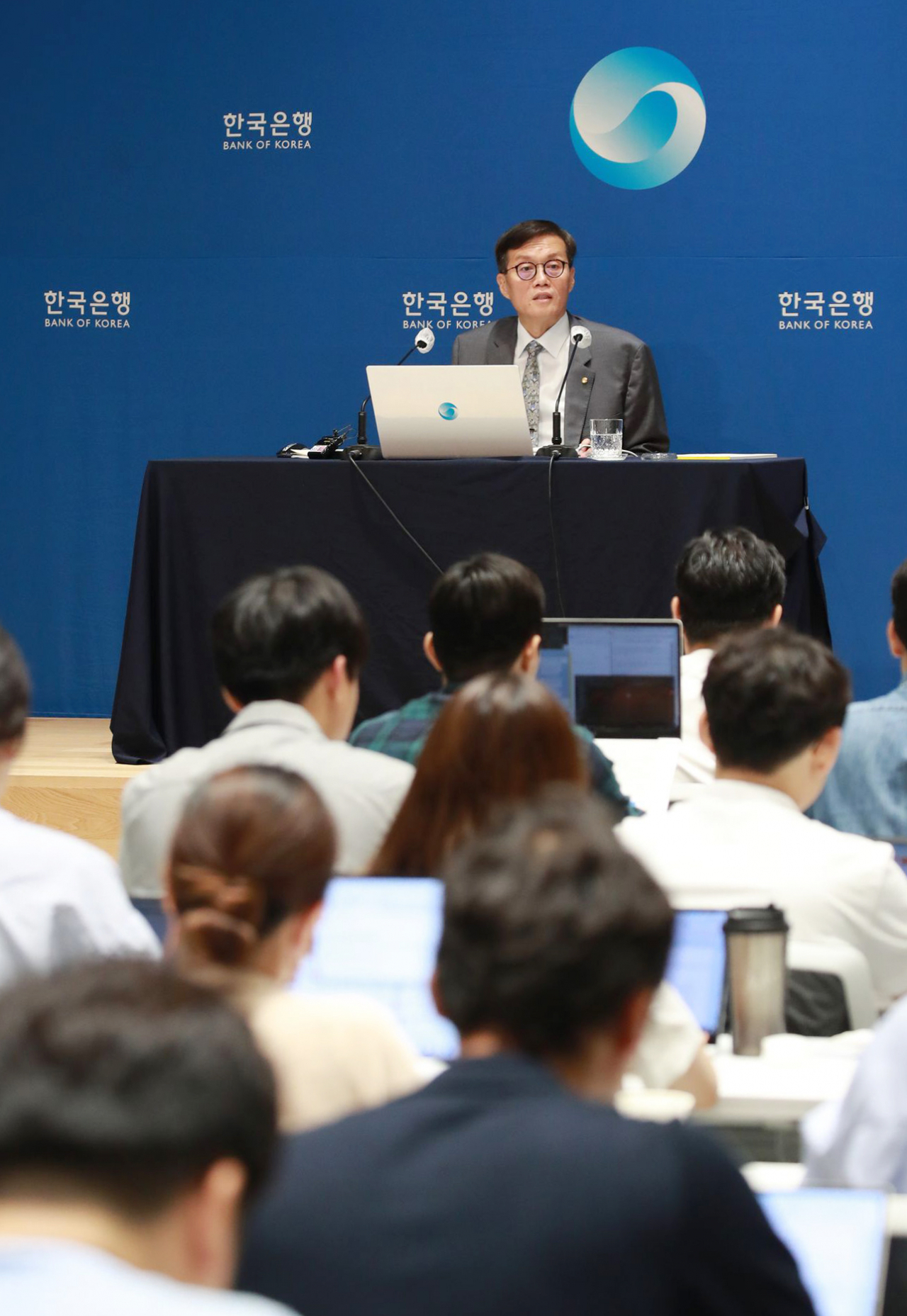 이창용 한국은행 총재가 24일 서울 중구 한국은행에서 열린 통화정책방향 기자간담회에서 발언하고 있다. 연합뉴스