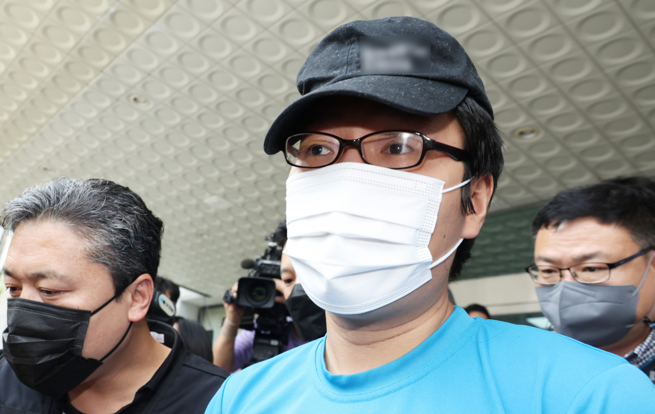 서울 관악구 신림동 등산로에서 여성을 때리고 성폭행해 숨지게 한 혐의로 구속된 최윤종이 지난 19일 서울중앙지법에서 열린 영장실질심사를 위해 관악경찰서를 나서고 있다. [연합]