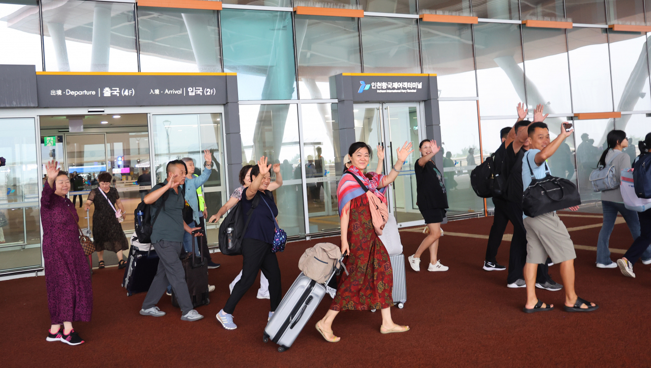 23일 오전 인천시 연수구 인천항 국제여객터미널에 입국한 중국인 단체관광객들이 이동하고 있다. 이날 입국한 중국인 단체관광객은 269명이다. [연합]