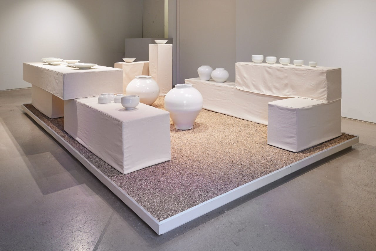 Ceramic artist Kim Dong-jun's white porcelain wares or "baekja" are on display. (Yeol)