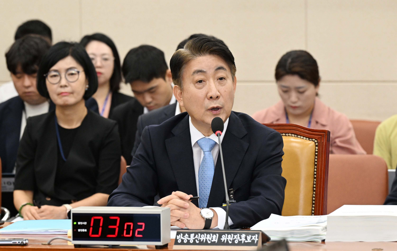 이동관 방송통신위원회 위원장 후보자가 18일 오전 서울 여의도 국회에서 열린 방송통신위원회 위원장 인사청문회에서 의원들의 질문에 답변을 하고 있다. 이상섭 기자