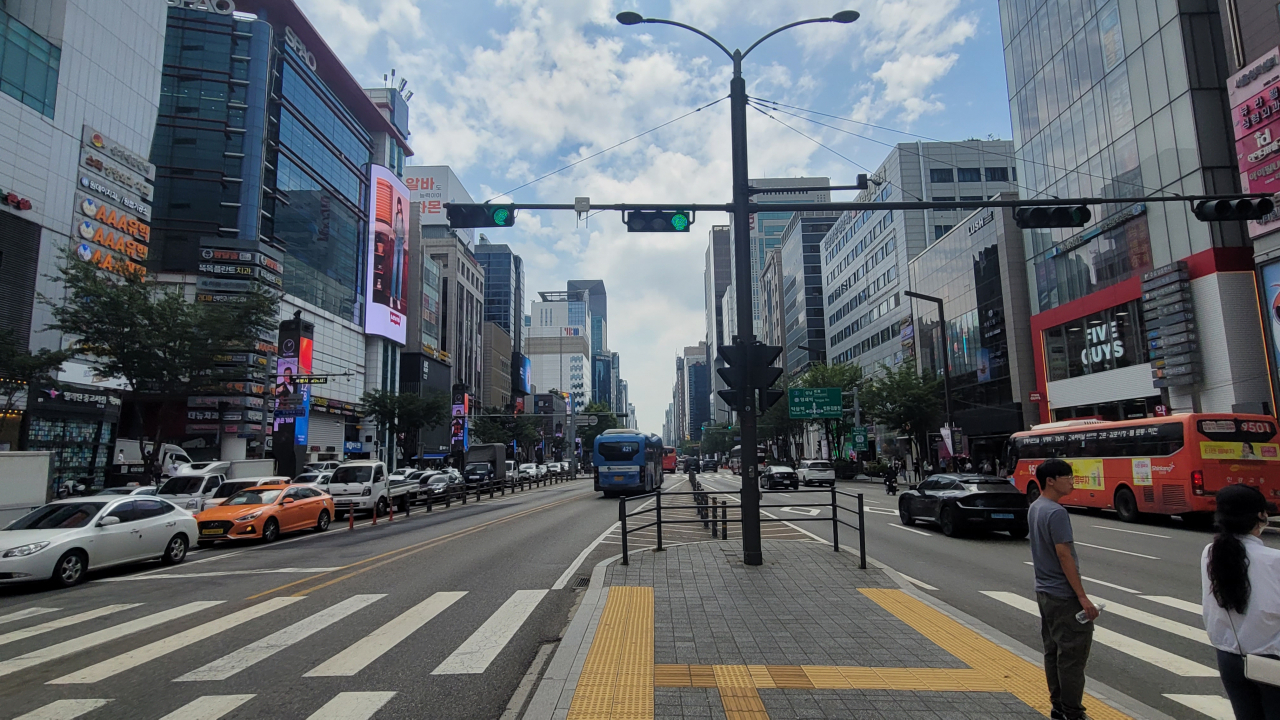 서울 강남역 대로변. 이준태 기자