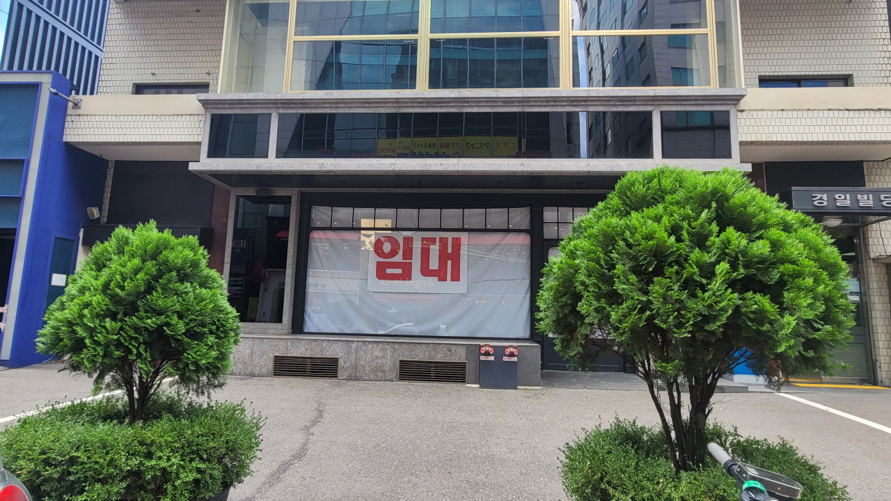 서울 강남구 강남역 인근 상가건물 1층에 임대 현수막이 붙어 있다. 이준태 기자