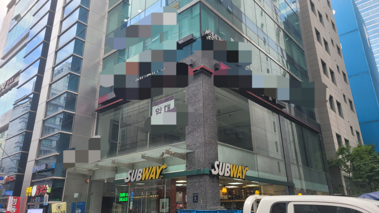 서울 강남구 강남역 인근 골목길 건물 2층에 임대를 알리는 현수막이 붙어 있다. 이준태 기자