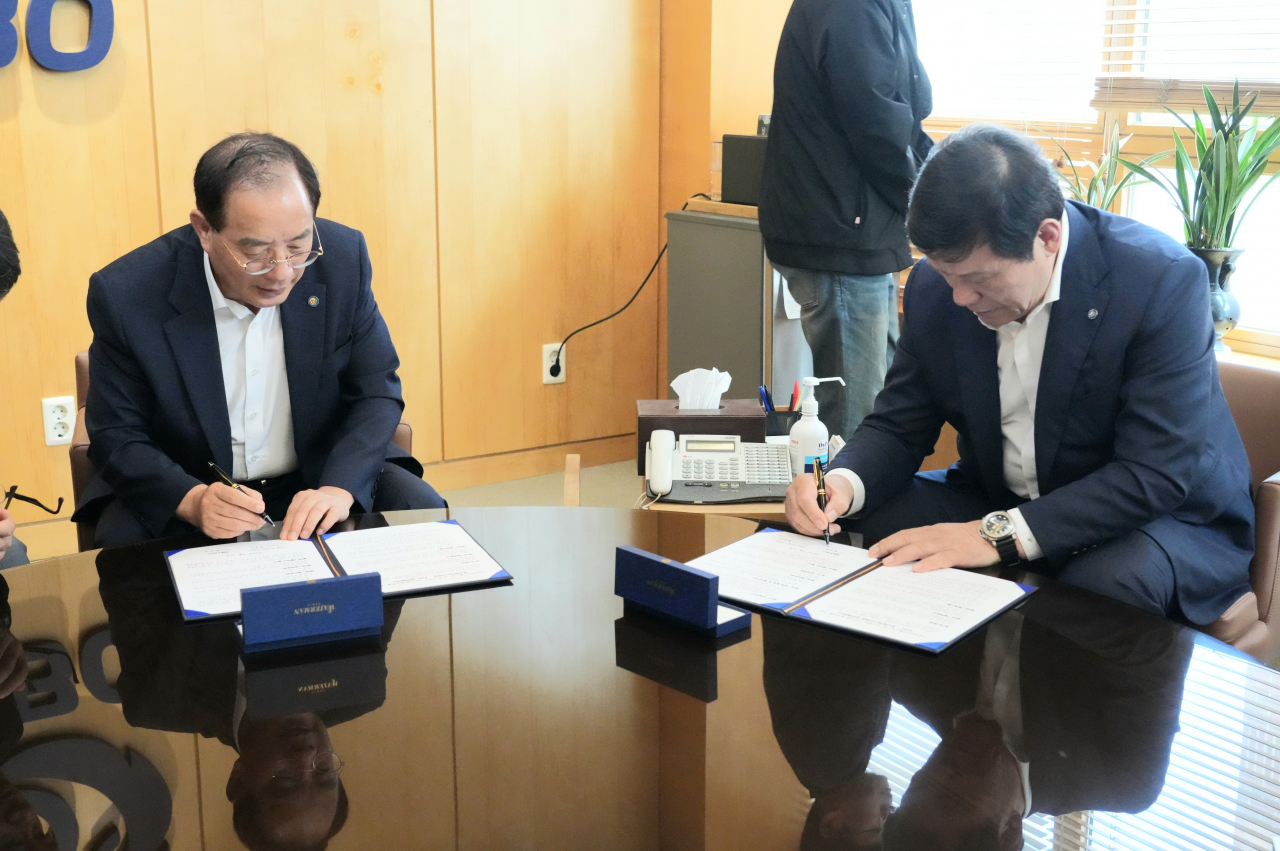 24일 오후 서울 강남구 한국야구위원회 총재실에서 (왼쪽부터) 하윤수 부산시교육감과 허구연 한국야구위원회 총재가 아침체인지 전국 확산과 발전을 위한 업무협약서에 서명하고 있다. [사진=부산교육청]