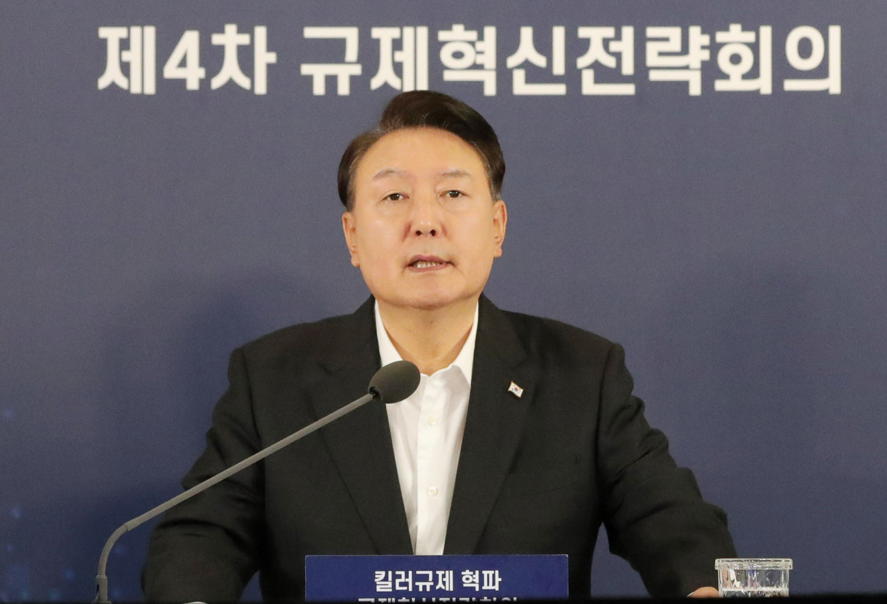 윤석열 대통령이 24일 서울 구로 디지털산업단지 G밸리산업박물관에서 열린 킬러규제 혁파 규제혁신전략회의에서 발언하고 있다. [연합]