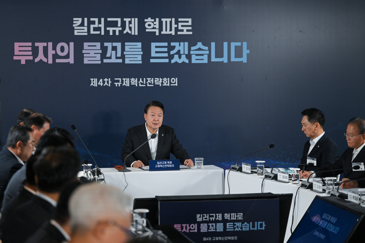 윤석열 대통령이 24일 서울 구로 디지털산업단지 G밸리산업박물관에서 열린 킬러규제 혁파 규제혁신전략회의에서 발언하고 있다. [연합]