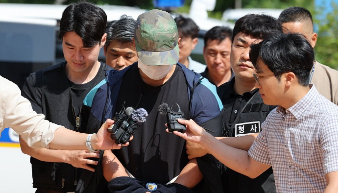 여자친구 살해 해양경찰관 구속영장 심사 출석[연합]