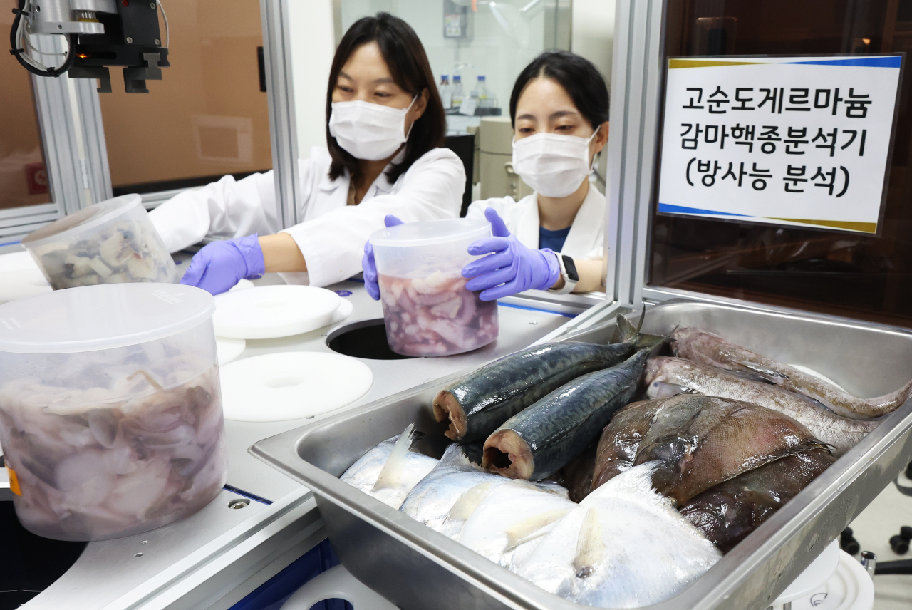 일본 후쿠시마 제1원자력발전소 오염수의 해양 방류가 시작된 24일 오후 경기도 수원시 권선구 경기도보건환경연구원에서 농수산물검사부 농수산물안전성검사팀 연구원들이 수산물 방사능 안전성 검사를 하고 있다. [연합]