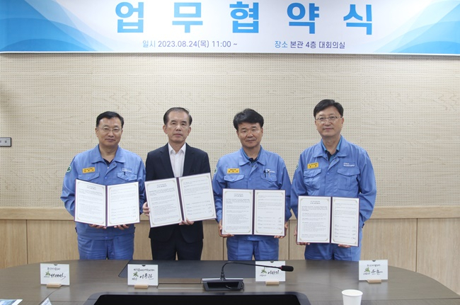폴리텍대학 순천캠퍼스 이종관 학장(왼쪽 두번째)과 포스코 정비 3사 임원진이 24일 업무협약을 체결하고 있다.