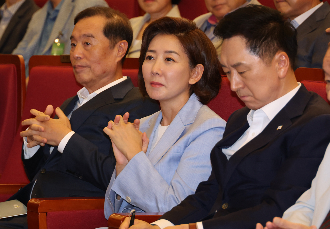 24일 국회에서 열린 '인구와 기후 그리고 내일' 창립포럼에 나경원 이사장이 김기현 국민의힘 대표, 김병준 전경련 고문 등과 참석하고 있다. [연합]