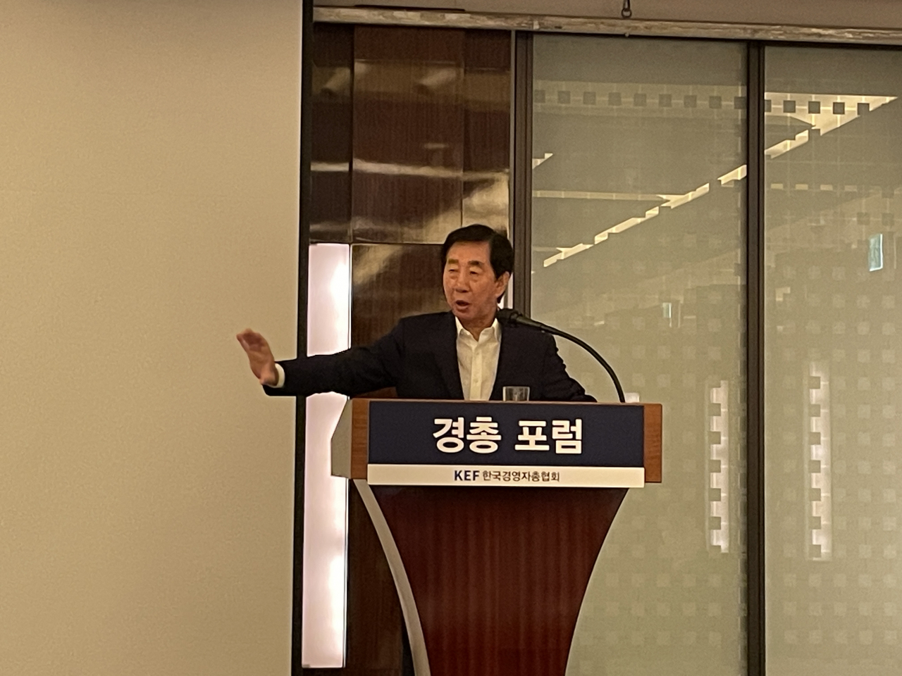 김성태 전 자유한국당 원내대표가 24일 열린 경총포럼 연단에 서서 강연을 하고 있다. [경총 제공]