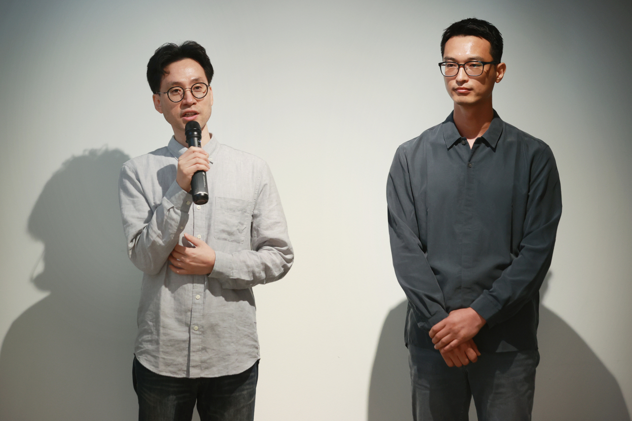24일 오전 서울 종로구 예올북촌가에서 열린 2023 예올X샤넬 프로젝트 ‘우보만리: 순백을 향한 오랜 걸음’ 전시에서 올해의 장인에 선정된 화각장 한기덕(왼쪽) 씨와 올해의 젊은 공예인에 선정된 도자공예가 씨가 인사말을 하고 있다. [연합]