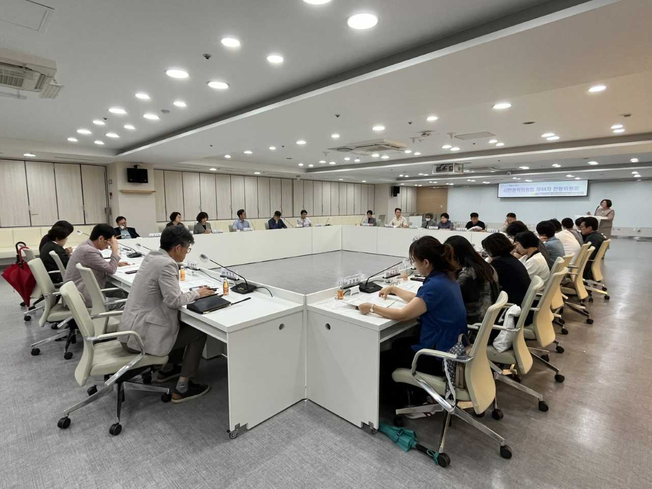 ] 광주광역시시민권익위원회는 24일 시청 중회의실에서 ‘제44차 전원위원회’를 개최했다.