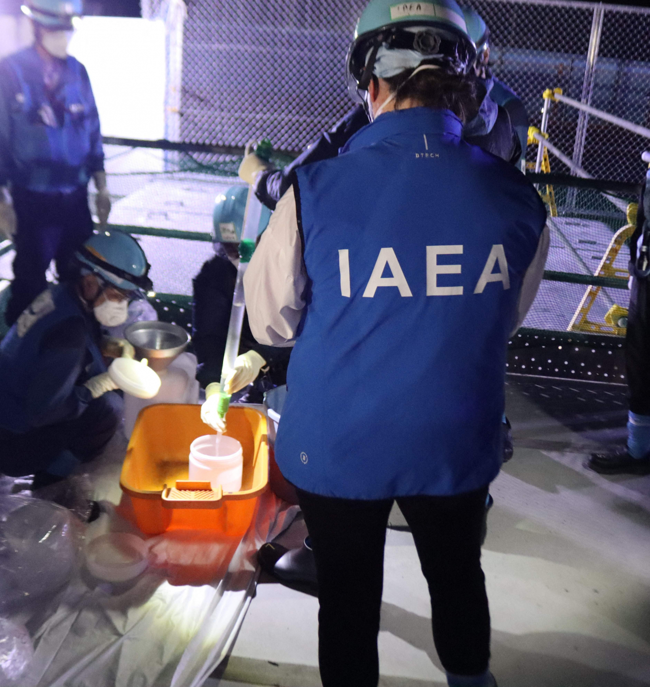 국제원자력기구(IAEA) 직원들이 후쿠시마 제1원전의 초기 처리수 시료를 채취하는 모습[AFP]