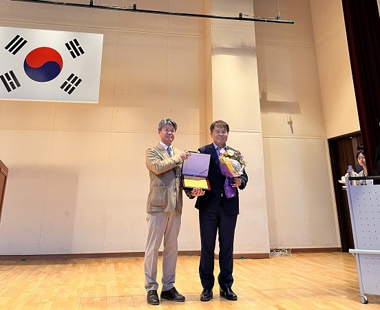 김재균 울산항만공사 사장(오른쪽)이 24일 오후 한경국립대학교 안성캠퍼스에서 열린 ‘2023년 대한민국 리더십 대상’ 시상식에서 중앙공공기관 변혁적 리더십 부문 대상을 수상해 이덕로 한국행정학회 회장으로부터 상패를 전달받고 있다. [사진=UPA]