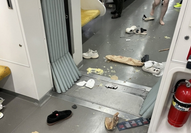 흉기난동 오인 출동이 벌어진 지난 8월6일 서울 9호선 신논현역에 정차한 열차 내 승객들의 소지품이 널려있다. [트위터 캡처]