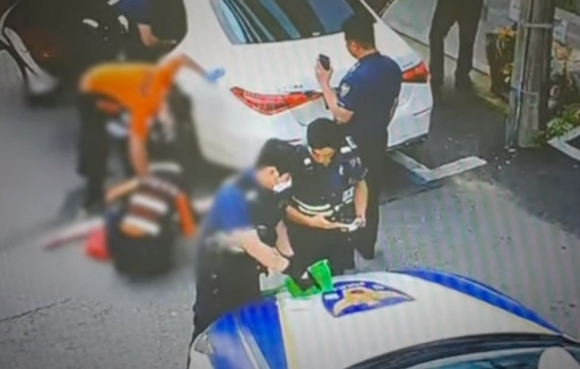 지난달 서울 강남에서 차 문을 열어둔 채 바닥에 드러누워 있는 남성에 대해 경찰이 확인 결과 마약 투약 및 음주 상태였던 것으로 전해졌다. [서울경찰 유튜브]