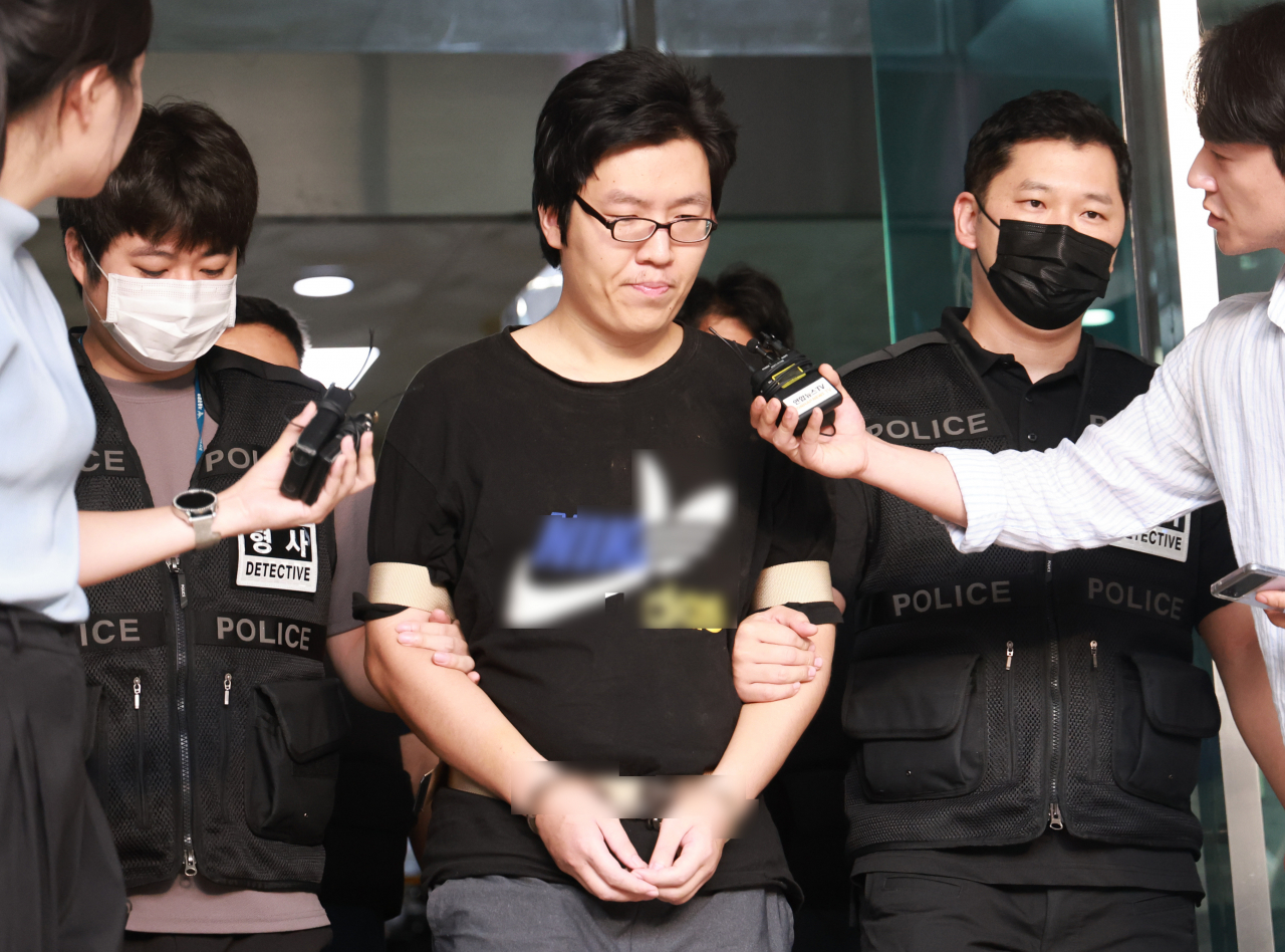 신림 공원 인근 등산로 성폭행 살인 사건 피의자 최윤종(30)이 25일 오전 서울 관악경찰서에서 송치되고 있다. [연합]