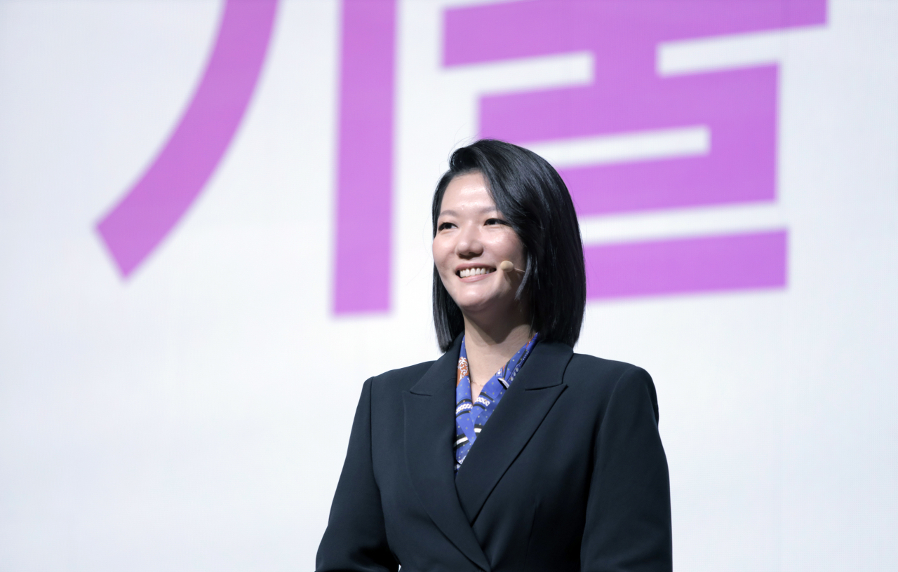 지난 8월 열린 '팀 네이버 콘퍼런스 단(DAN) 2023'에서 최수연 네이버 대표이사가 초대규모 AI '하이퍼클로바X' 관련 발표를 하고 있다. [연합]