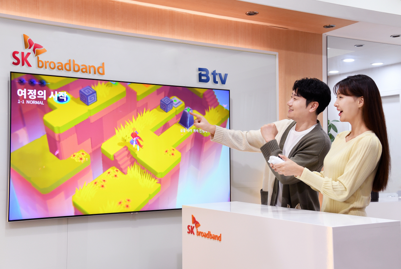 모델들이 SK브로드밴드의 B tv를 보고 있다. [SK브로드밴드 제공]