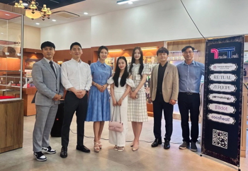 사진설명: 왼쪽 트레이드트렉 한성호 CEO와 참여사 단체 사진