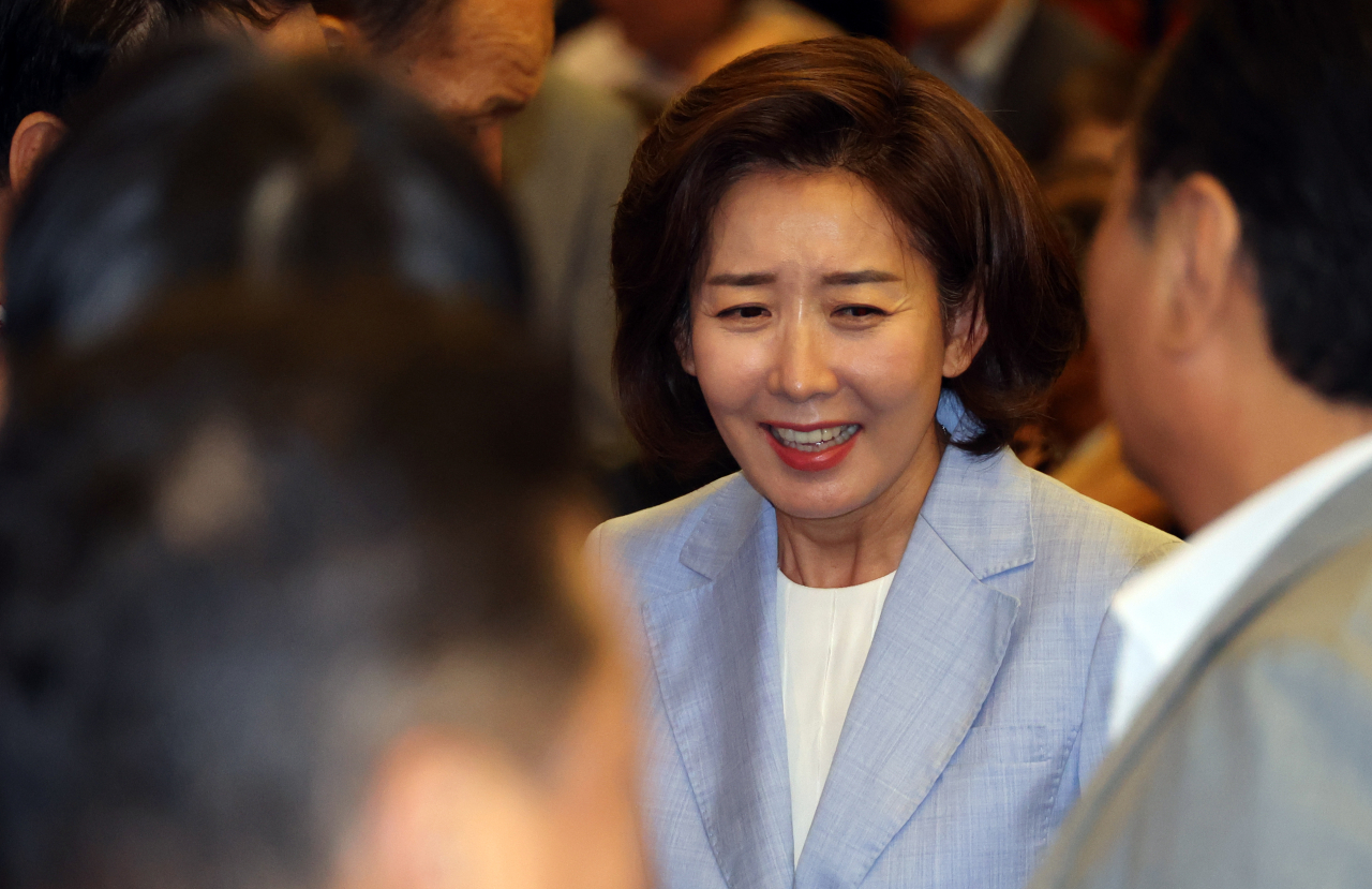24일 국회에서 열린 '인구와 기후 그리고 내일' 창립포럼에서 나경원 이사장이 참석자들과 인사하고 있다. [연합]