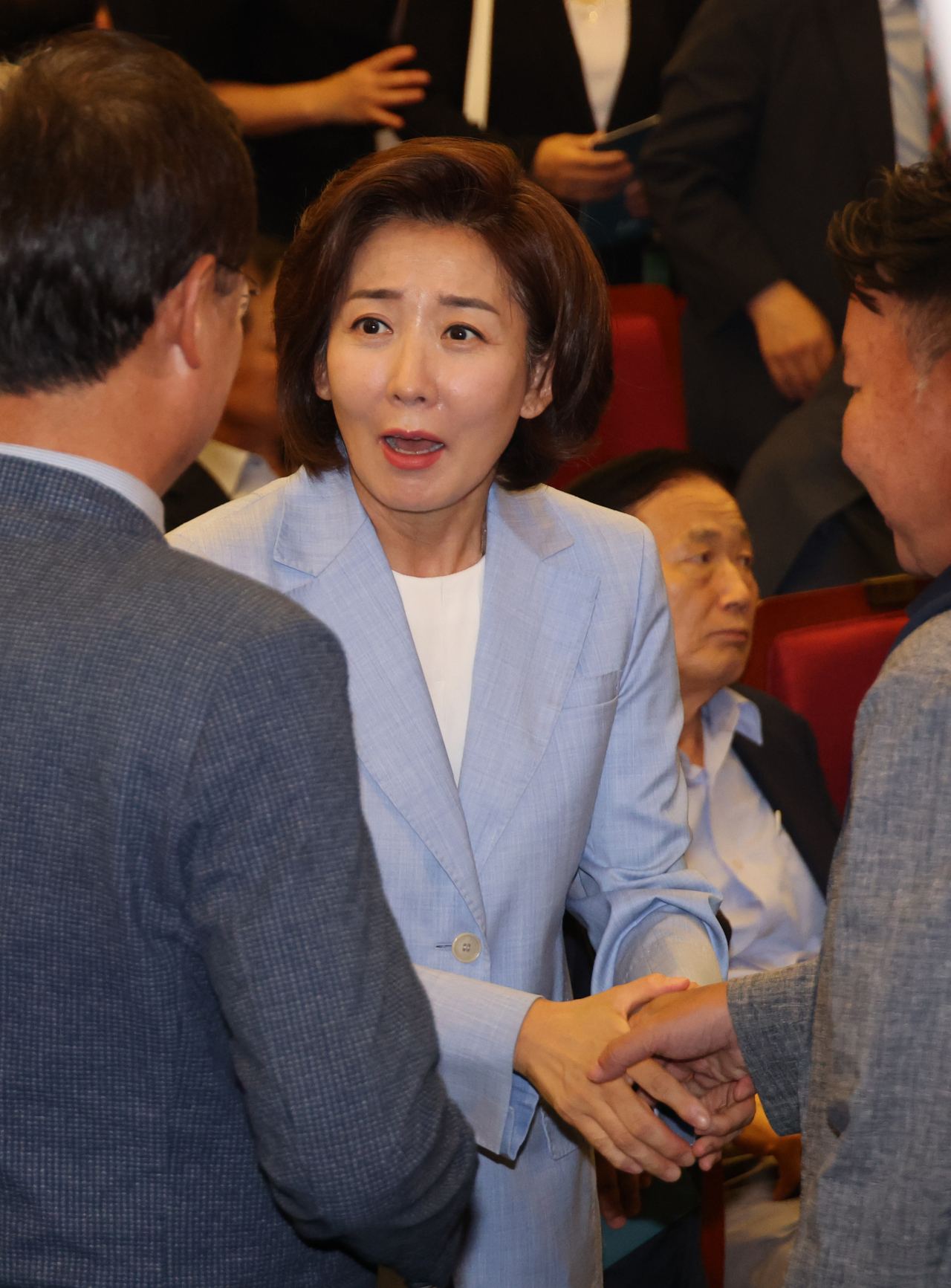 24일 국회에서 열린 '인구와 기후 그리고 내일' 창립포럼에서 나경원 이사장이 참석자들과 인사하고 있다. [연합]