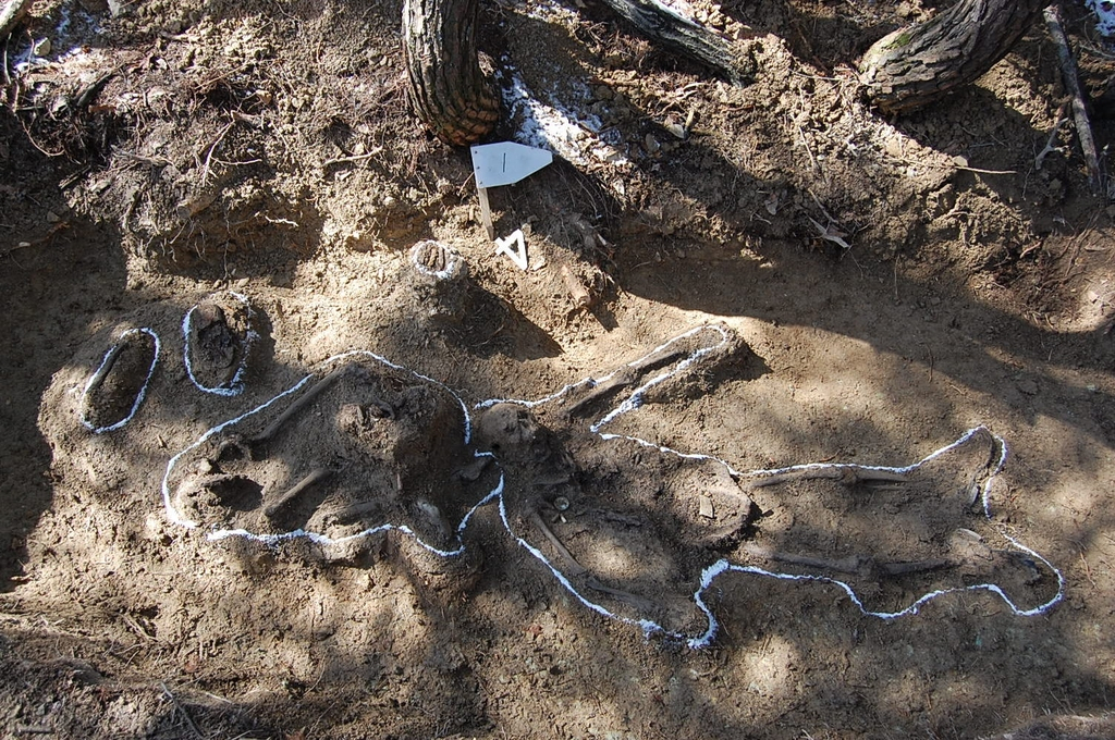 This shows the remains of Ssg. Hwang Byeong-jun recovered at a former battle site in the coastal county of Yeongdeok, 238 kilometers southeast of Seoul, in 2010. (Yonhap)