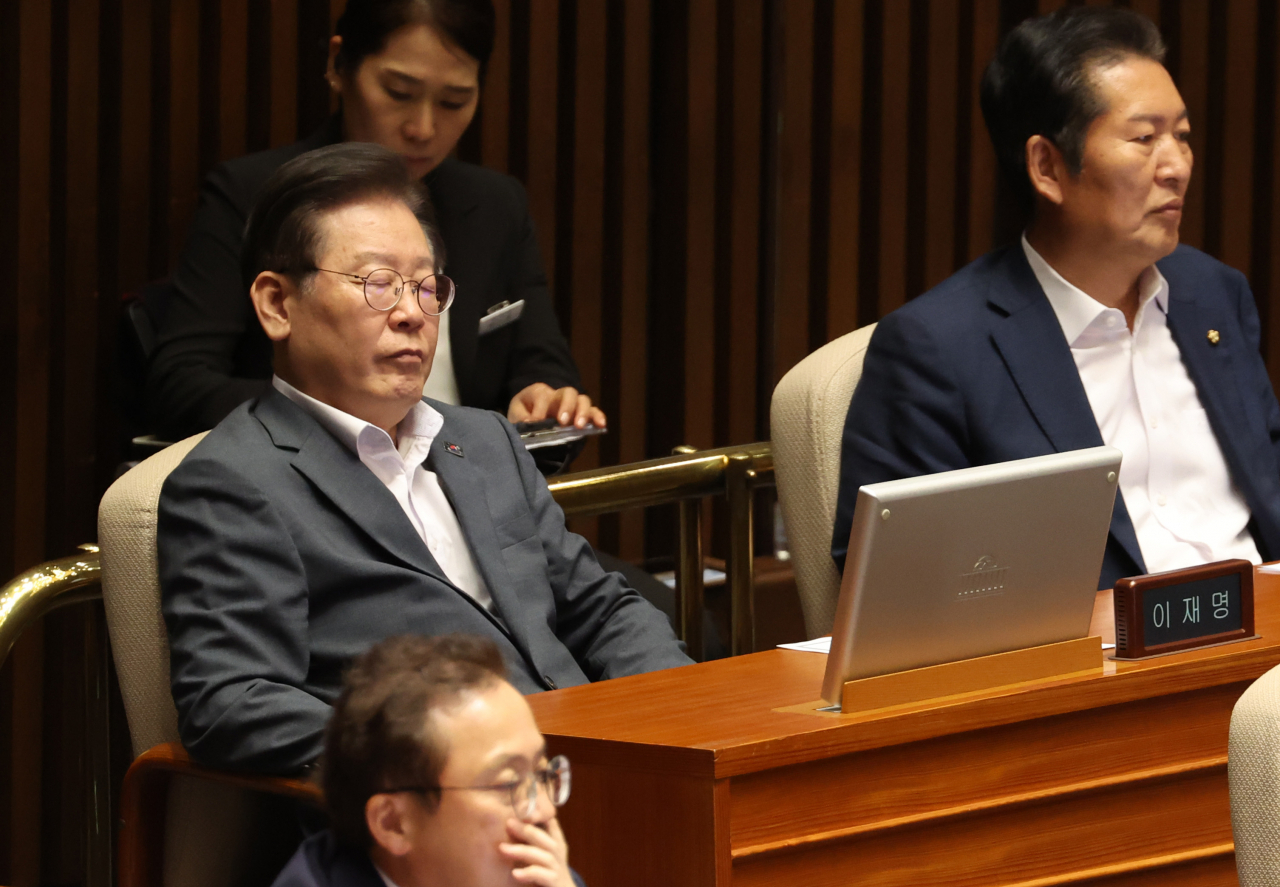 24일 오후 국회에서 열린 본회의에서 이재명 더불어민주당 대표가 눈을 감고 있다. [연합]