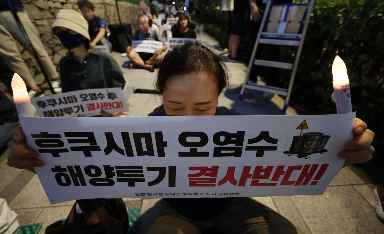 24일 오후 서울 종로구 주한 일본대사관 앞에서 열린 일본 방사성 오염수 저지 촛불행동에서 참가자들이 손팻말을 들고 있다. [연합]