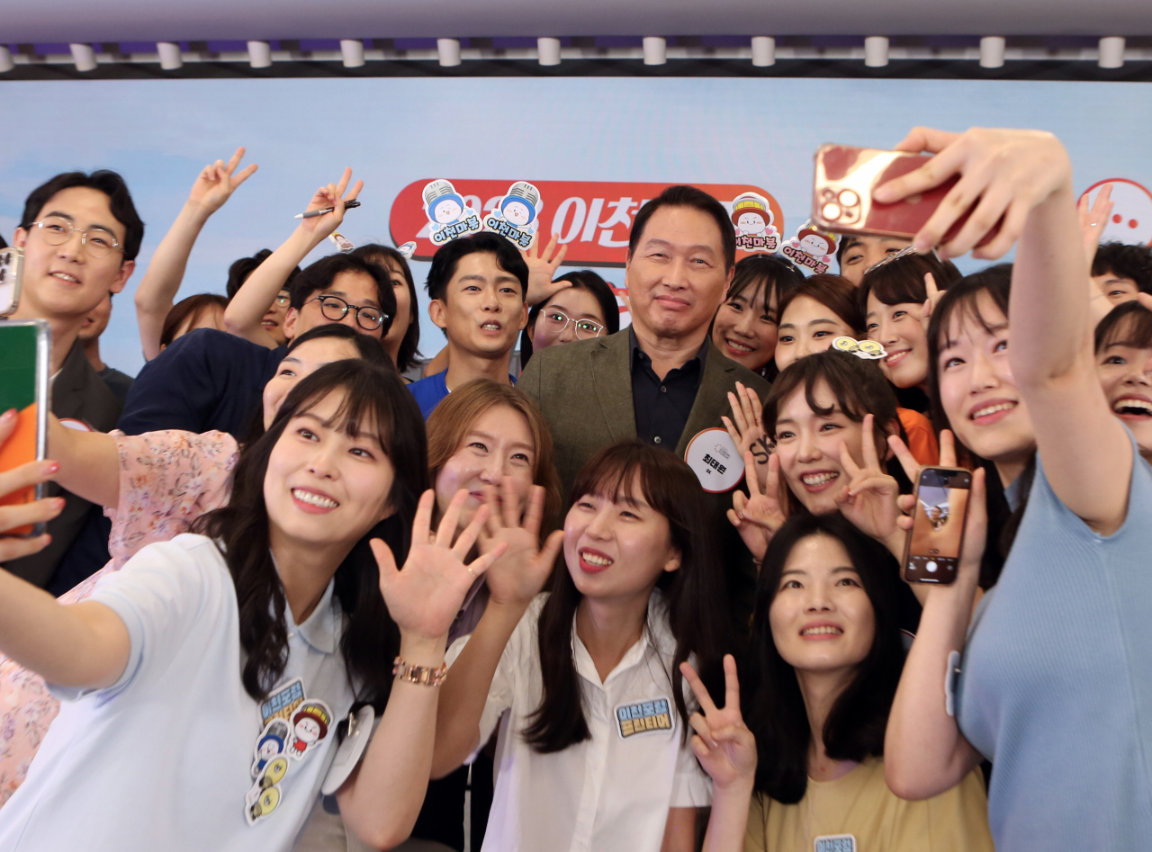 최태원(가운데) SK그룹 회장이 지난 24일 이천 SKMS연구소에서 ‘이천포럼 2023’에 참가한 구성원들과 함께 기념촬영을 하고 있다. [SK그룹 제공]