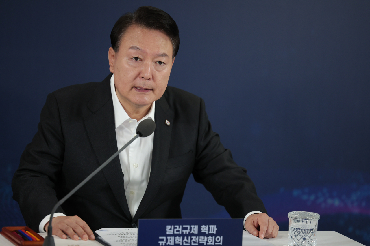 윤석열 대통령이 24일 서울 구로 디지털산업단지 G밸리산업박물관에서 열린 킬러규제 혁파 규제혁신전략회의에서 발언하고 있다. [연합]