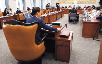 17일 국회에서 열린 교육위원회 법안심사소위원회에서 김영호 위원장이 의사봉을 두드리고 있다. [연합]
