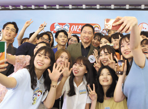 최태원(가운데) SK그룹 회장이 지난 24일 이천 SKMS연구소에서 ‘이천포럼 2023’에 참가한 구성원들과 함께 기념촬영을 하고 있다. [SK그룹 제공]