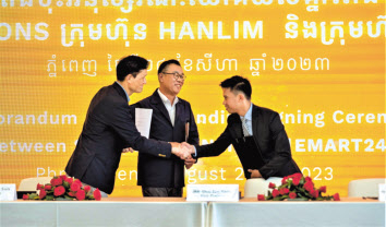 최은용(가운데) 이마트24 상무가 데이비드 샘보(오른쪽) 사이손 브라더 홀딩스 대표, 박진순 한림건축그룹 회장과 함께 캄보디아 진출을 위한 업무협약식에 참석한 모습 [이마트24 제공]