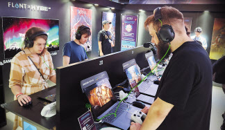 ‘게임스컴 2023’에 참가한 게이머들이 QD-OLED 모니터로 ‘별이되어라2’를 즐기고 있다. [삼성디스플레이 제공]
