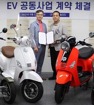 세븐모빌리티 송영봉 대표(왼쪽)가 데이탐코리아 이영철 대표와 배터리효율을 50% 향상시키는 전기오토바이 관련 사업계약을 하고 있다. [양사 제공]