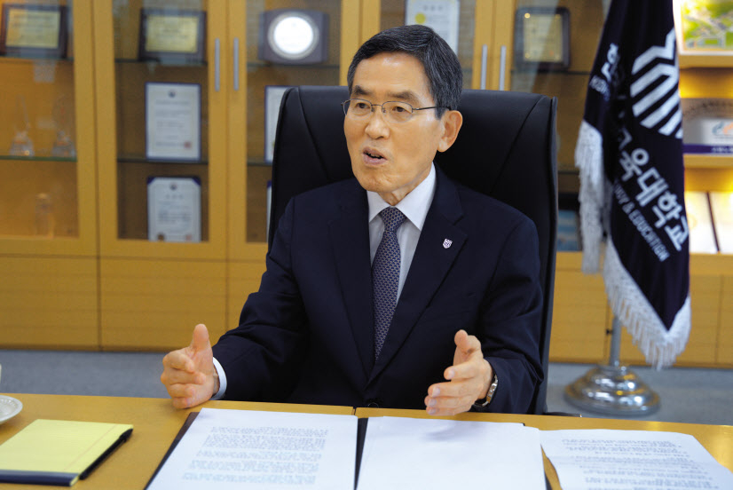 유길상 한국기술교육대학교 총장이 22일 충청남도 천안시 동남구 병천면 제1캠퍼스 총장실에서 본지와 인터뷰하며 맞춤형 현장실습제도(IPP) 등 한기대의 교육모델에 대해 설명하고 있다. [한국기술교육대학교 제공]