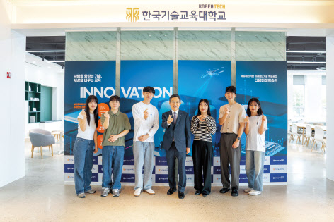 유길상 한국기술교육대학교 총장이 오는 30일 개관하는 다담미래학습관에서 학생들과 포즈를 취하고 있다.[한국기술교육대학교 제공]