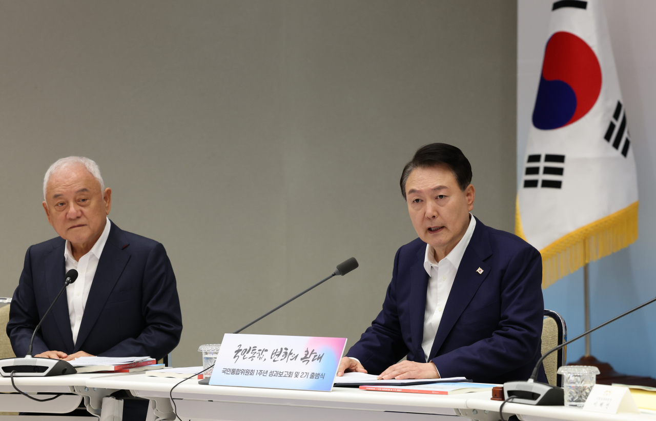 윤석열 대통령이 25일 서울 용산 대통령실 청사에서 열린 국민통합위원회 1주년 성과보고회 및 2기 출범식에서 인사말을 하고 있다. 왼쪽은 김한길 위원장. [연합]