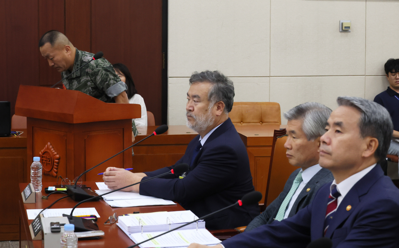 박 전 수사단장의 사전구속영장청구서에 기재된 내용은 그동안 이 장관이 혐의자를 특정하지 말라는 지시를 한 적이 없다는 입장과 배치된다. 김계환 해병대사령관이 지난달 25일 국회에서 열린 국방위원회 전체회의에서 채 모 상병 사건과 관련해 신상발언을 하던 중 고개 숙여 사과하고 있다. [연합]